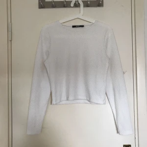  - Croppad tröja i något slags ribbat mönster. Den passar bra till ett par jeans eller en söt kjol. Jag är en XS-S så jag har använt den som lite översize vilket har fungerat bra. Tröjan är använd 3-4 ggr endast.    Frakt ingår INTE i priset.