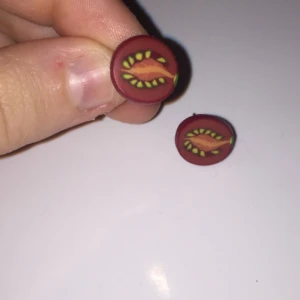  - Handgjorda örhängen i form av tomater