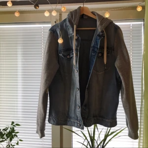  - mkt sparsamt använd jeansjacka med luva, skitsnygg faktiskt men jag har aldrig användning för den. köp o bli skitsnygg