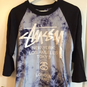  - Tröja från Stüssy med 3 kvartsarmar med logga både fram och bak. Sitter tvärbra och är skön! 