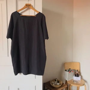  - Klänning med fickor från Monki, i grått tjockare material som ger en nice siluett. 