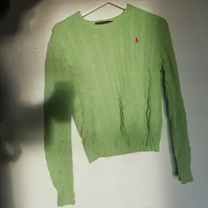 Ljusgrön Ralph Lauren tröja i skönt material. Första bilden visar hur färgen ser ut bäst. 