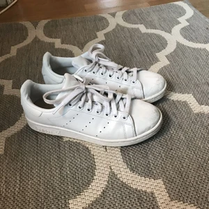  - Snygga hel vita stan Smith sneakers! Lite slitna längst fram i tån men annars i super skick, säljer pga att de tyvärr blivit för små för mig. Kan mötas upp i Stockholm eller så får köparen stå för frakten :)