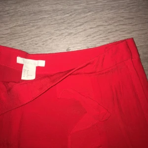  - Shorts från H&M, aldrig använda. Dem kom skrynkliga i paketet. Strl 38, passar 36. Nypris 249kr tror jag. Otydligt på bild men på framsidan har dem volanger