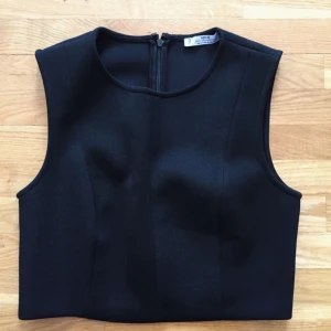  - Croptop från mango i ett lite tjockare tyg. Syns ganska bra på bilderna. Väldigt bra skick!  Frakt 45kr. 