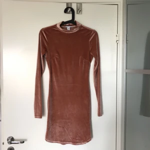  - Rosa sammetsklänning som är hög i halsen. Väldigt bra kvalité och bra skick! 