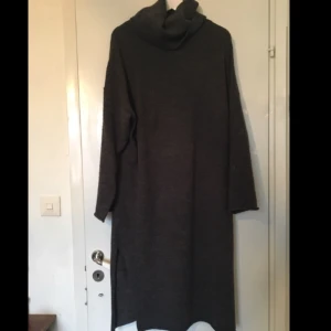  - Oversize stickad klänning med vid och mysig polokrage. Från Monki och knappt använd. Har dock några små hål vid ärmkanten (se tredje bilden) och säljs därför ganska billigt. Kan ev. diskutera priset! 