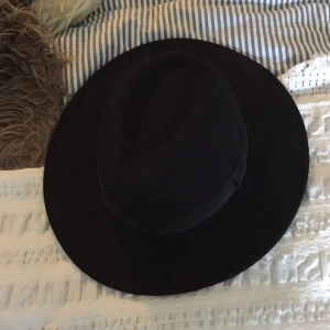  - Svart hatt från H&M 