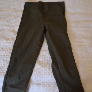  - Typ: Byxor Storlek: 36 Färg: Olivegrön 