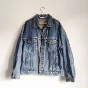  - LEVIS Jeansjacka! Storlek L men passar flera storlekar beroende på hur oversize man vill ha den. Skulle jätte gärna använda den själv men tycker den blir för oversize för min smak på mig som är en S.  Fraktar men köparen betalar frakten 🌻