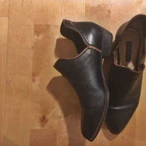  - SENSO BOOTS, helt oanvända och äkta skinn! 