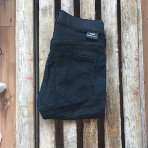  - Svart bootcut jeans från DrDenim. Använda en gång. Finns ett litet hål på ena knäet.