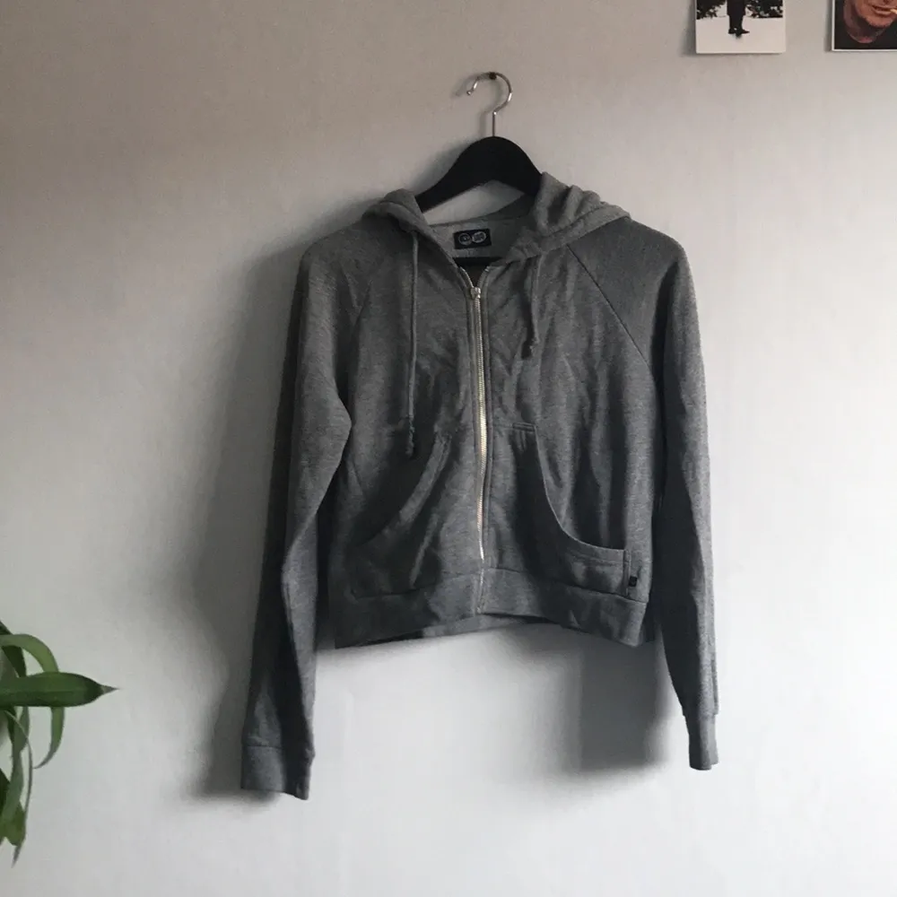 Kort tjocktröja från Cheap Monday! Det man drar dragkedjan med har gått av (se bild 3). . Hoodies.