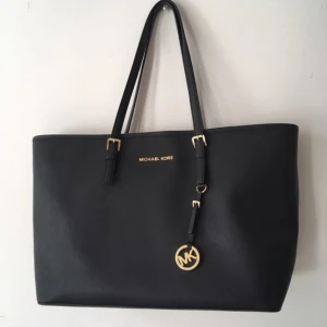  - den klassiska, stora michael kors-väskan i svart med gulddetaljer. kostade ursprungligen runt 3k. använd typ tre ggr då jag fick den i present och jag inte riktigt använder handväskor. precis som ny alltså. kmr lägga upp många annonser närmsta tiden och ju fler plagg du vill ha, desto större mängdrabatt får du. möts upp i sthlm eller skickar om du betalar frakten.