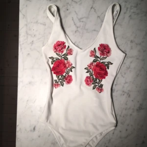  - NY superfin body! Oanvänt, tjockare vit tyg. Strechig.