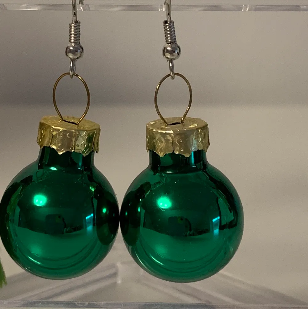 🎅🏼Christmas baubles earrings🎅🏼•••kolla in mina andra smycken! Frakten är 15kr hur mkt du än köper✨Snart är julen här. Accessoarer.