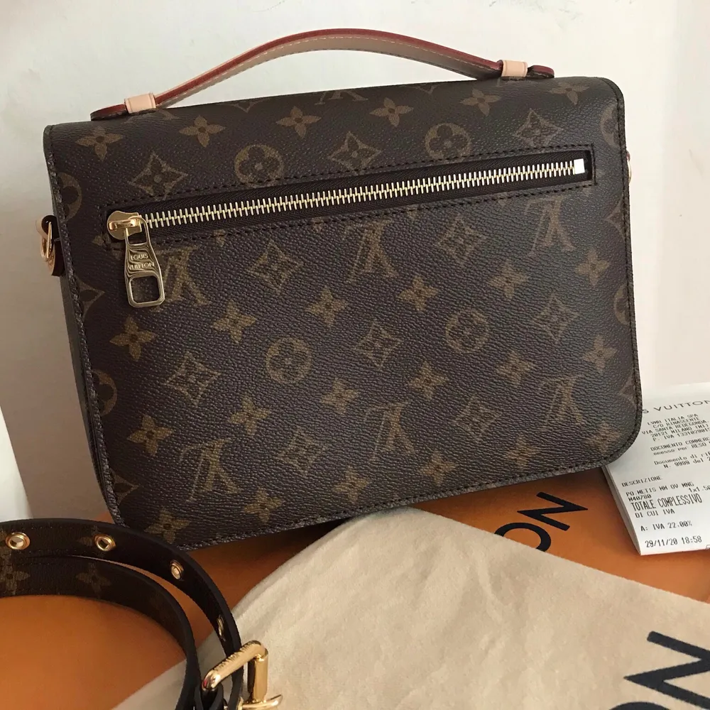 On sale Pochette Metis Louis Vuitton! Original and unworned. Comes with all her equipe. Box, dustbag, shopper and receipt. I send from Italy with DHL express shipping. Perfect for a Christmas gift! . Väskor.