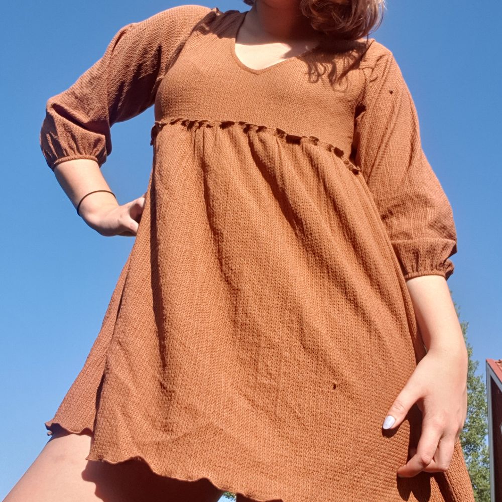En brun klänning från Pull and Bear inköpt förra året men som tyvärr aldrig kommit till användning då den känns lite kort på mig som är 177 cm lång. Den är stl L men skulle passa nästan ännu bättre på en S eller M som mer oversize 👗 Hör gärna av dig om du vill veta mer eller ha fler bilder! #pull #bear #babydoll #klänning #brun #sommar #kjol #överdel #kort. Klänningar.