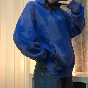 Blå tie dye hoodie - Otroligt skön oversize hoodie med fin färg. Bra skick, allt är välbehållet. Jag är storlek xs/s och denna sitter oversized på mig (: 80kr +frakt. Pris kan diskuteras !