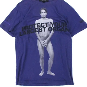 Marc Jacobs T-shirt  - Cool Marc Jacobs T-shirt med en kille på. Färgen är lila/blå 