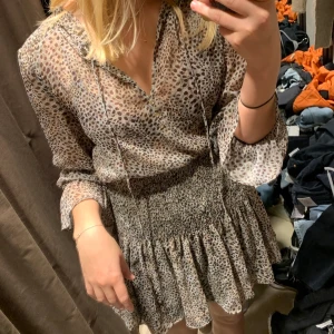 Zara Klänning - Super söt klänning från zara stl L men passar M. Aldrig använd. Bud på 320kr