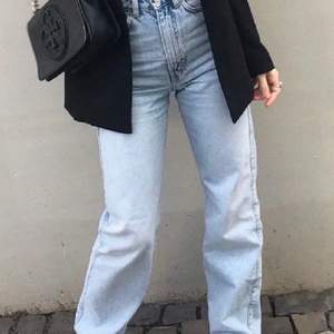 Jeans från weekday, modell Voyage. Köpte dem här på Plick men dem passade tyvärr inte. Dem är i storlek 26/32, men passar som typ S/M. Jag är 172 och dem passar ganska bra i längden. (Första bilden är inte min). Köparen betalar frakt!💕