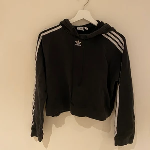 Adidas Hoddie storlek M (38)  - Har använt den några gånger för ett tag sen men det är inte min stil längre. Inte så mjukt material utan det är typ sträft inuti om ni vet vad jag menar.