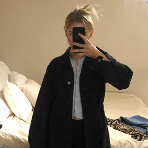 Jeansjacka  - Jeansjacka/kappa med knyte.