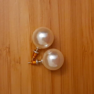 Stora pärlörhängen - Pärlörhängen, 14 mm i diameter. Frakt 11kr.