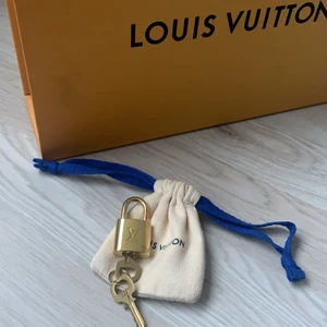 Lv lås - Säljs för att den inte kommer till användning. Sjukt fin detalj och kan även användas som halsband.