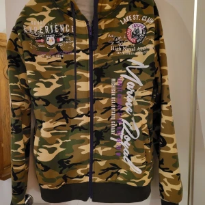 Luvtröja i st xl men ganska liten - Helt ny luvtröja st xl men liten i st