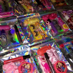 Stora Holo goodiebags - Nu finns det ännu finare och större goodiebags, perfekta som omtänksama presenter😆✨ dom innehåller allt ifrån nyx läppstift (oanvänt såklart), lösögonfransar, scrunchies, glitter, showergel, highlighters, amerikanskt godis och hårspännen🥺💕 mellan 110kr och 99kr styck plus frakt💕