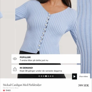 Nakd cardigan med pärldetaljer - Använd ett par gånger, nyskick. Kommer helt enkelt inte till användning. Jättefin tröja, köpt i somras! Nypris 400kr