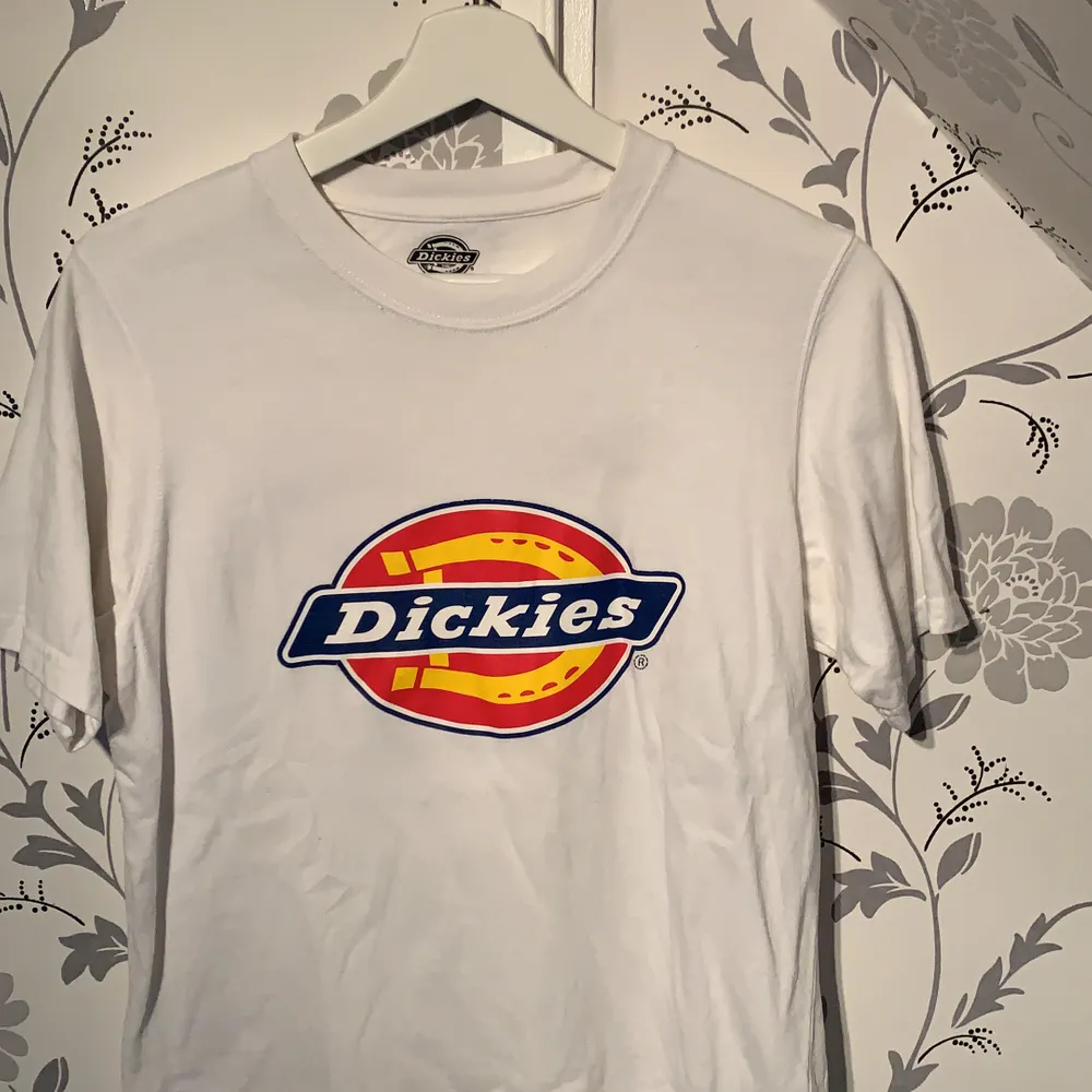 En del använt t-shirt från dickies, fin även fast använd och loggan är inte sprucken. T-shirts.