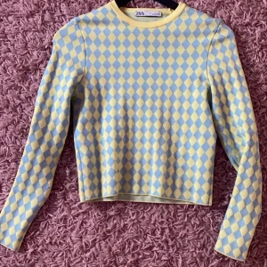 Rutig Zara topp - Säljer nu en jättefin överdel från zara! Frakt är 59kr💕