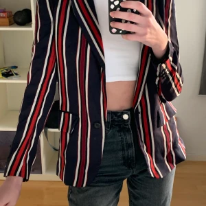 Randig blazer - Randig blazer från H&M endast använd en gång. Mörkblå med röda och vita ränder. 