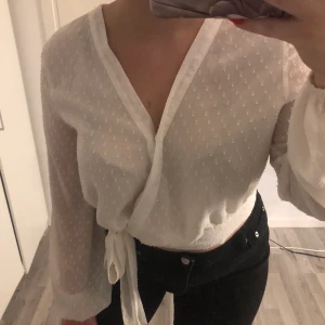 Prickig wrapblus - Varit en favorittröja men sitter tyvärr lite tajt nu. I jättefint skick!