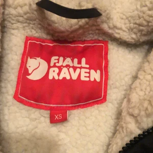 Fjällräven jacka 70-tals klassiker - Svart jacka Fjällräven strl xs med ludd invändigt. Ordinarie pris över 3000kr