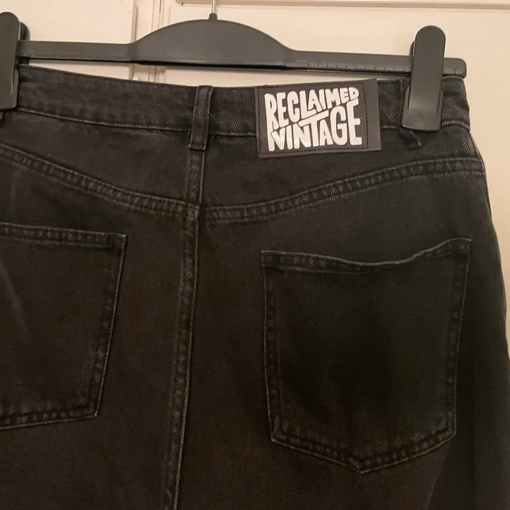Svarta bootcut jeans från ReclaimedVintage. Assnygga på, lite ”pösigare” modell men tajta över rumpan. Storlek m/38. Jeans & Byxor.