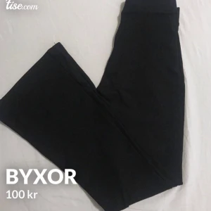 Utsvängda byxor - Utsvängda byxor från Gina tricot i storlek XS. Säljer pga jag inte använder. Skriv ifall du vill ha fler bilder   Ops endast swish🤠