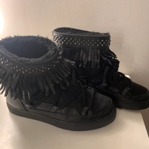Svarta inuikii skor - Säljer mina svarta populära inuikii’s med fransar som funkar perfekt nu till vintern. Köpta för cirka 2 år sedan på NK i Stockholm för cirka 2500kr. Köparen står för frakten! 