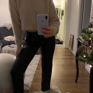 Skinnbyxor nakd - Säljer dessa skinnbyxor från nakd i storlek 36. Aldrig använda då jag inte tycker att de passar just mig. Kostade 399kr men säljer för 80kr + frakt. Sitter lite som mom jeans