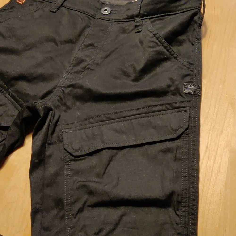 Svarta G-STAR Front pocket Slim cargo pant, aldrig använda. Ingen stretch.. Jeans & Byxor.