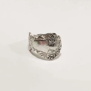 Ring i nysilver - Nysilverring gjort av en sked köpt på secondhand, storlek M (17-18mm i diameter) och L (18-19 mm i diameter), våra ringar är justerbara samt den missfärgas eller rostar ej!✨🤍 Betalning sker via swish och frakt ligger på 20kr, spårbart brev 75kr!
