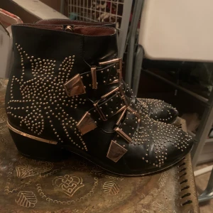 Susanna Boots  - Susanna boots! Inköpt 2016 i Köpenhamn. De har lite slitningar på tårna (därav priset), annars i bra vintage skick. Går enkelt att rusta upp hos skomakare för en liten peng. Mjuk och fin läder. Det står Chloe på insidan, men jag tvivlar på äktheten. Lädret är dock 100% äkta och mönstret stämmer överens men äkta Susanna boots. 