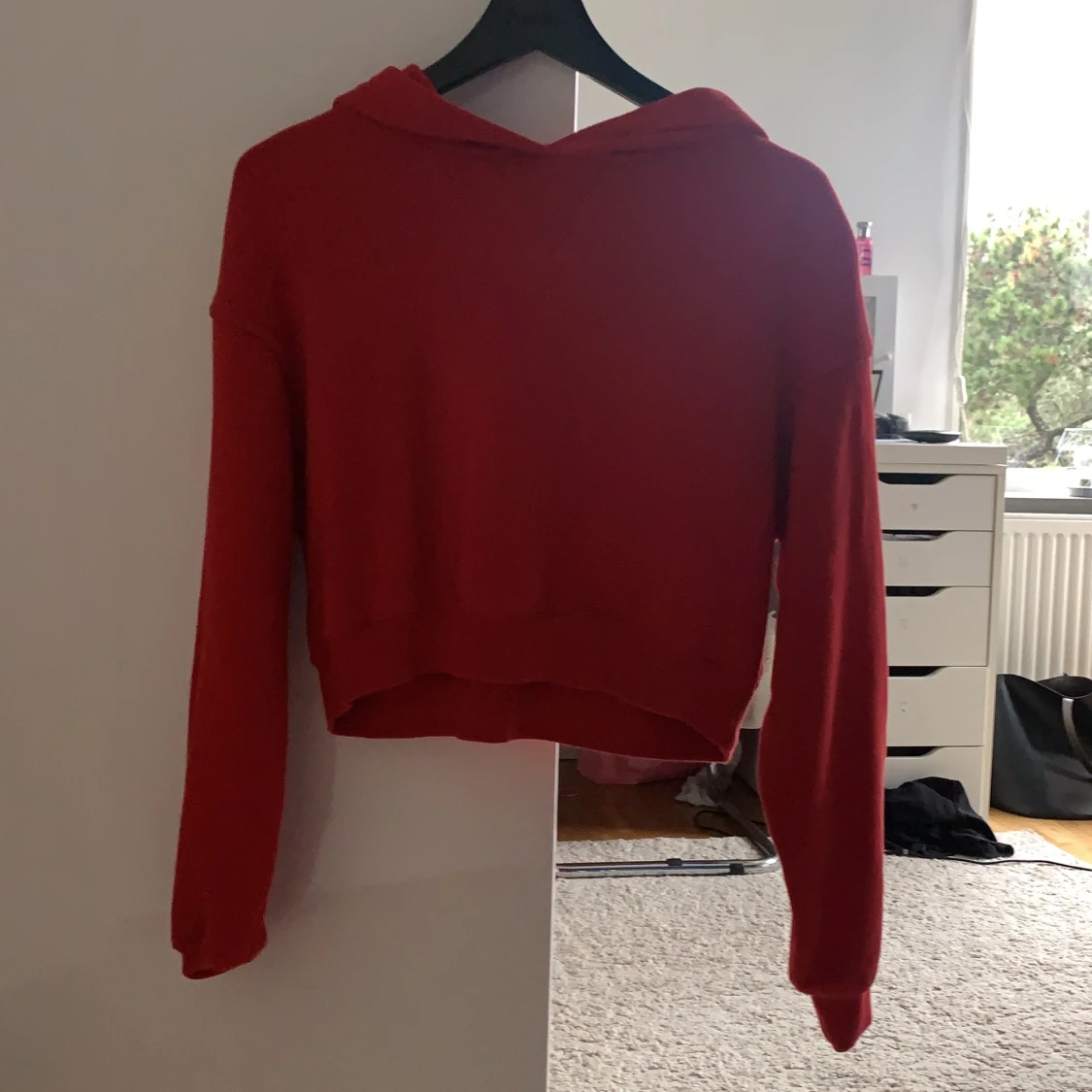 Röd hoddie med långa armar 