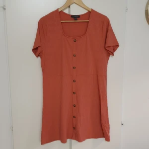 Roströd/beige klänning från Primark - Tshirt klänning med knappar från Primark, luftig och stretchig.