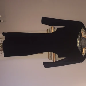  - Svart klänning från Bik Bok, aldrig använd har bara testat den 1 gång.
pris kan diskuteras! 