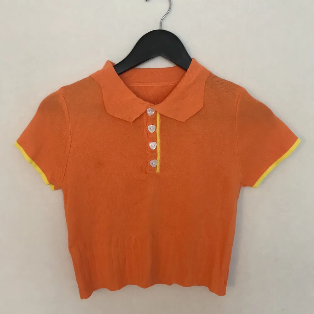 ”The Petal Knit Top” i orange från Kina and Tam! Nyskick, aldrig använd, storlek S. Köpt på rea för $46 ~380kr. obs första bilden lånad från Pinterest :). Toppar.