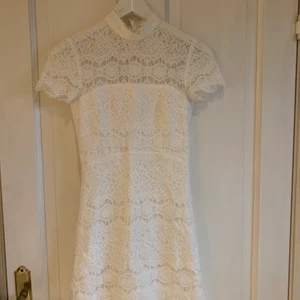 Ida Sjöstedt klänning  - Säljer nu denna skönheten från Ida Sjöstedt, köptes år 2018 och endast använd 2 gånger under sommaren☺️ nypris är ca 1 700 så säljer billigt❤️Super fin till sommaren och studenten🙌🏼 Klänningen kan antingen hämtas i Göteborg eller fraktas, vad som funkar bäst för dig!☺️Vid flera intresserade blir det budgivning via meddelande! OBS:Sista bilden är lånad från bubbleroom